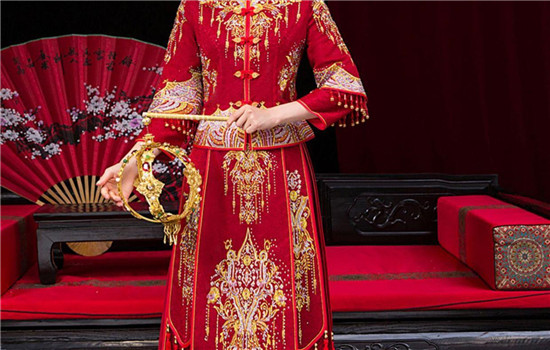 结婚穿秀禾服里面穿什么打底