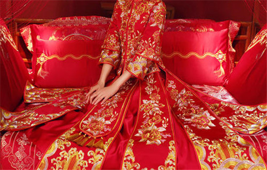 结婚穿秀禾服里面穿什么打底