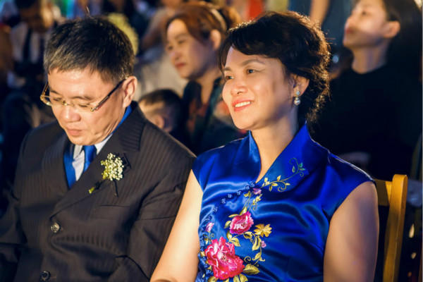 女儿订婚妈妈装