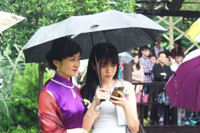  新娘冬天穿敬酒服太冷怎么办