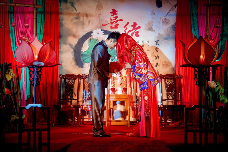 结婚当天脱了敬酒服穿啥衣服