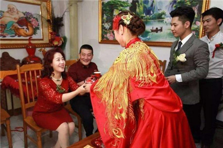 儿子结婚母亲穿什么颜色的衣服合适