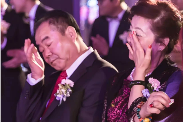 儿子订婚妈妈穿什么衣服合适