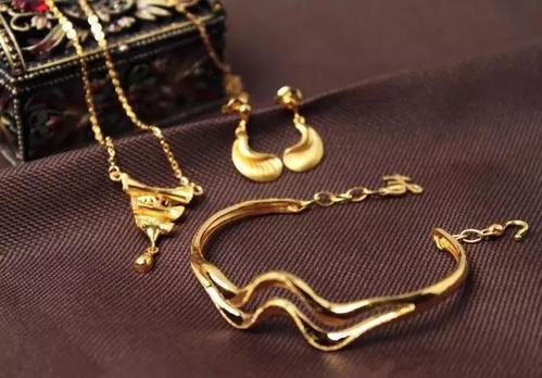 送女方母亲什么礼物好 送女方父母礼物排行榜