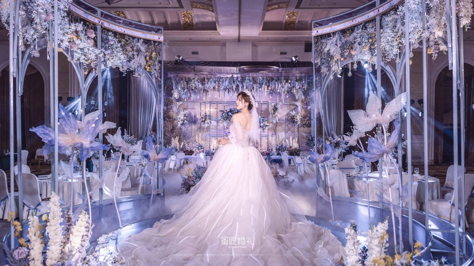 纯色系婚礼主题布置