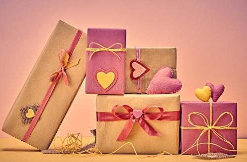 收到礼物高情商发朋友圈句子 收到小惊喜暖心发的朋友圈