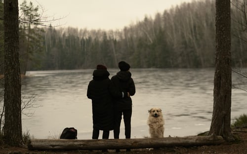 一个刚刚认识的女生应该怎么聊 一个刚刚认识的女生要和她聊什么