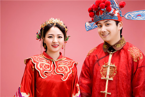 漳州一套凤冠霞帔多少钱 漳州正规凤冠霞帔一套价格