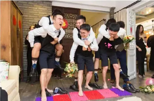 接亲堵门红包一般放多少钱