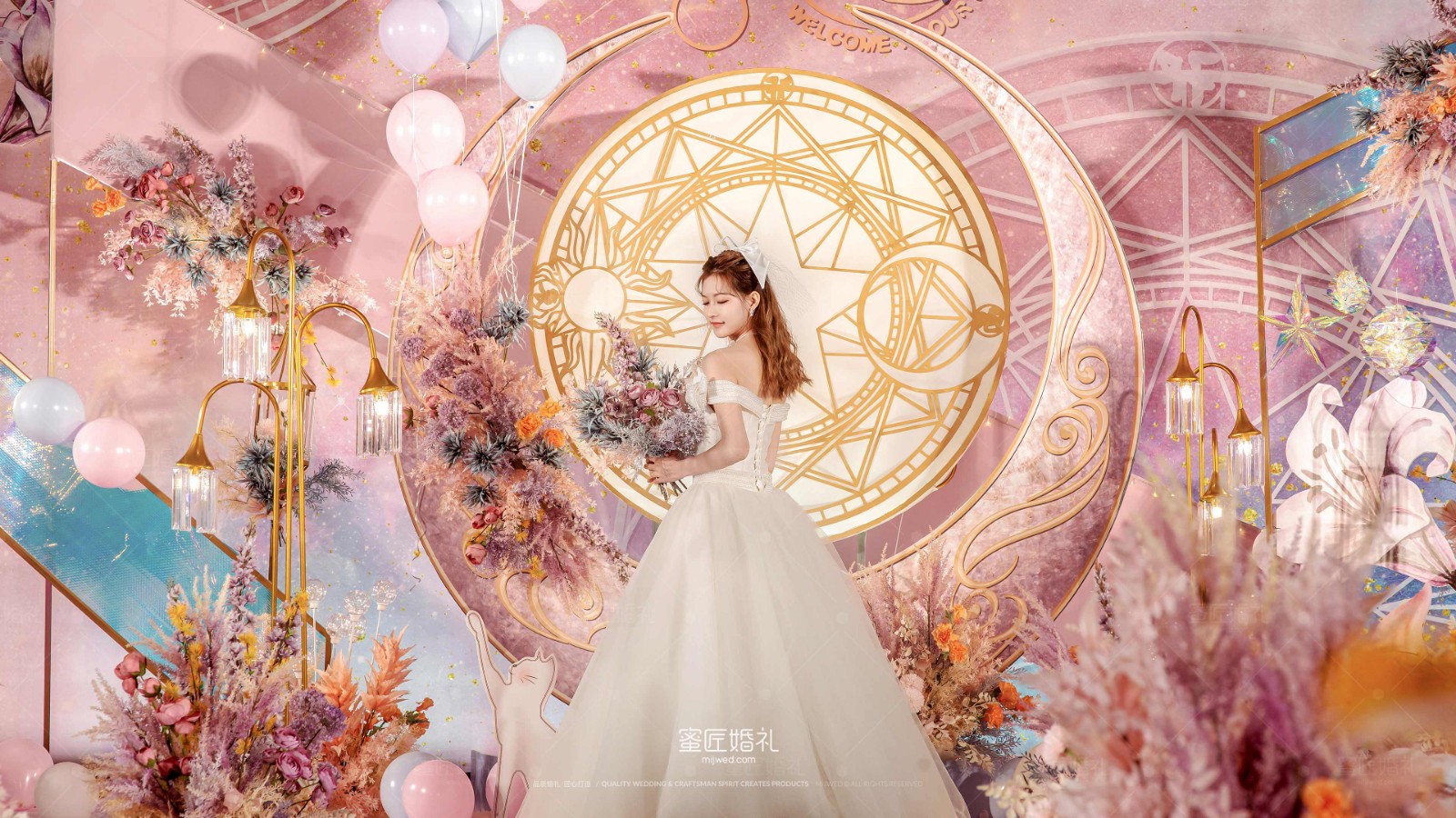 　　男生的西装和女生的婚纱同样，都是需求新人们在婚礼预备阶段经心挑拣的。作为男生的平常正装必备款——西装，小编信任仍是有不少男士对西装的挑拣一头雾水。本日小编就来帮人人出招，奉告人人成亲西装怎样选。  　　一、看肩膀  　　西装起首最首要的一个目标便是肩膀，新郎在穿西装时起首要能撑得起来这个衣服，肩膀不克不及太宽也不克不及太窄。新郎在试西装的肩膀大小时，能够等穿上衣服以后让本人的双手举行活动。假如本人的行径方便，那末就该再试大一码，假如本人显然的感觉到肩膀太宽，则应当试小一码，由此找到本人最合适的尺码。  　　二、看袖长  　　第二点便是看袖长，洋装的袖子最合适的长度应该是将本人内里的衬衣显露半个袖长的长度是刚刚好的，如许的袖长既不会感觉到过短而压榨本人的胳膊，也不会感觉过长显得团体的穿搭异常的疲塌。  　　三、看裤裆  　　洋装裤子也是影响洋装团体结果最首要的目标。洋装裤子的适宜与否也能影响到新郎在穿上洋装后的团体气质。洋装裤子的裤裆弗成过分松垮没有精粹的气质，也弗成过分紧绷显得不自然。一定要试出最适合本人的尺码。  　　新人们能够适量的懂得一些成亲洋装新郎军服的式子，在巨细适宜的基础上，式子也是给本人抽象加分的首要一项目标哦!