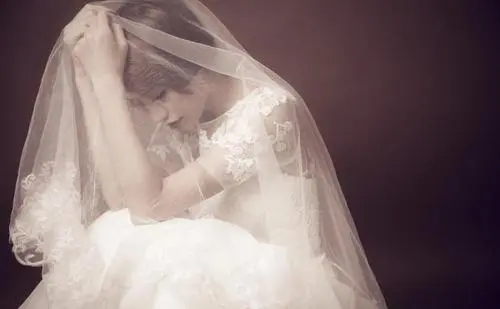 2021流行婚纱款式攻略 一字领婚纱vs薄纱领婚纱