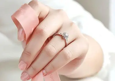女生右手食指戴戒指代表什么意思