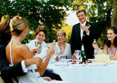 见家长穿裙子好还是穿裤子