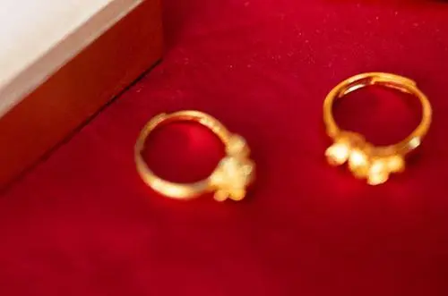 订婚戒指和三金一样吗