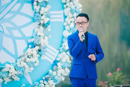 婚礼主持人怎么选