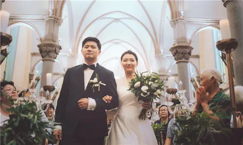 结婚迎宾穿什么衣服