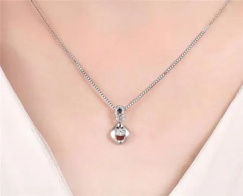 和女友第一次约会送什么礼物好