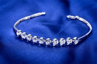 女朋友18岁生日送什么礼物