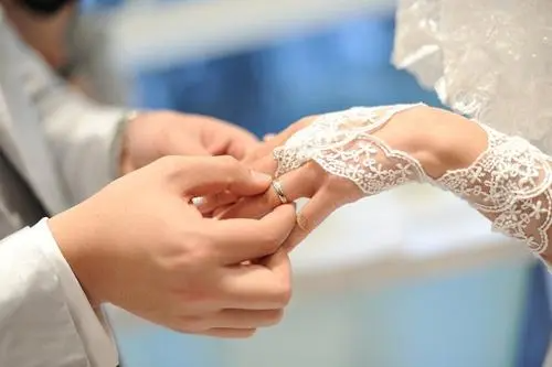 結婚戒指戴哪個手指 男女結婚戒指的正確戴法