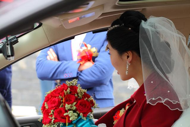 出席婚礼穿什么衣服好