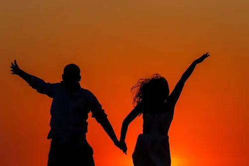 哄男友开心简短的话