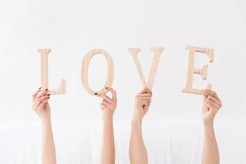 女朋友生气哄女朋友开心的话