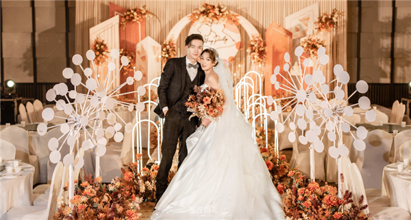 结婚一周年两口变三口朋友圈 结婚纪念日一家三口说说