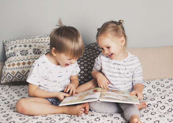 两个孩子温馨画面说说 两个孩子一起长大的说说