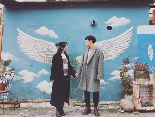 秀恩爱手牵手的说说 手牵手一起走情侣句子