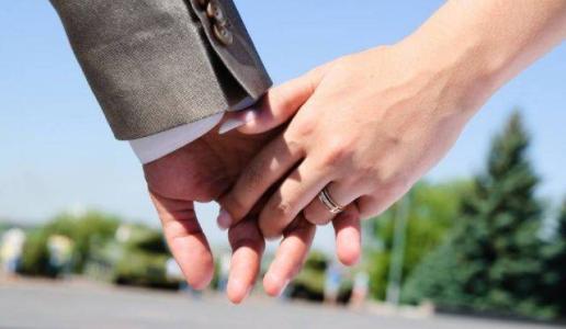 女朋友大姨妈来了怎么哄她开心 女朋友生理期关心句子