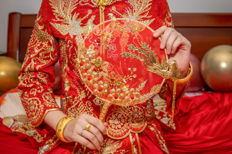 结婚穿秀禾服金色