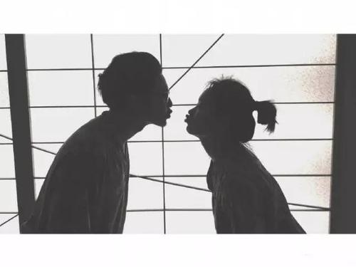 一个男人彻底爱上你的表现 男人爱你越来越深的表现