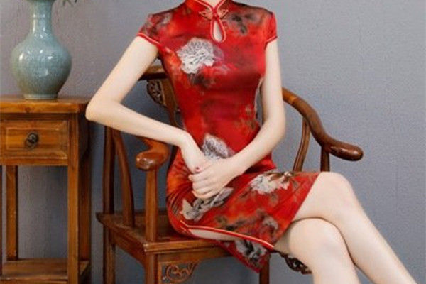 订婚女孩子穿什么衣服比较好