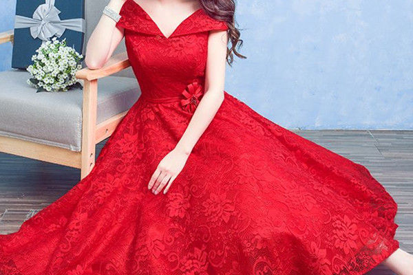 订婚女孩子穿什么衣服比较好