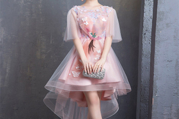 订婚女孩子穿什么衣服比较好