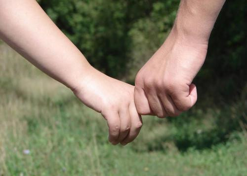 哄女朋友的睡前故事短 简短睡前小故事给女友的