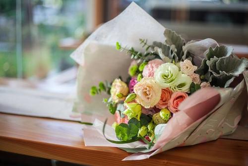 送女朋友玫瑰花表白语 送对象玫瑰花配的句子