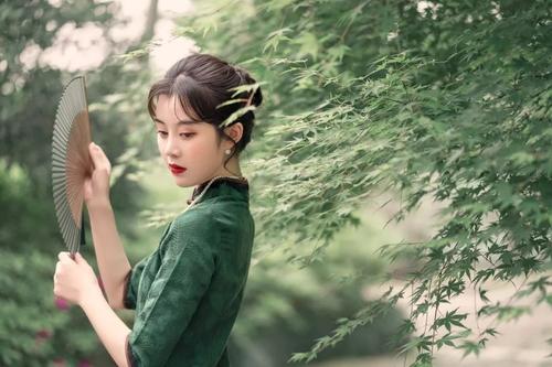 穿旗袍配的最简单说说