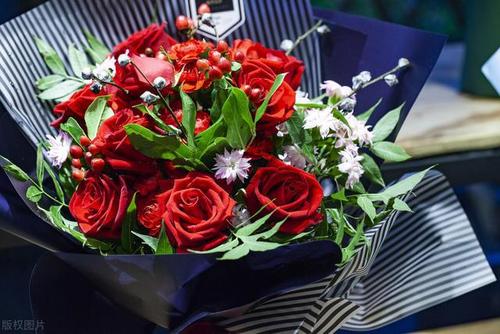 收到鲜花怎么发朋友圈 收到鲜花开心简短句子
