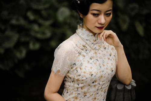 穿旗袍配的最简单说说