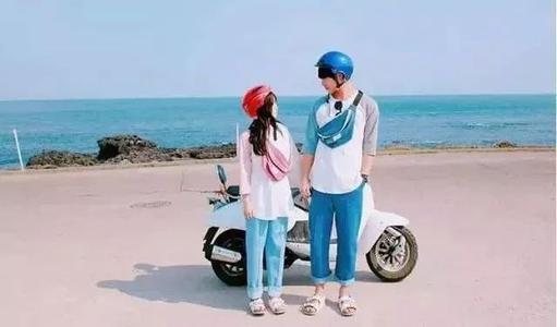 给女友讲故事哄她睡觉